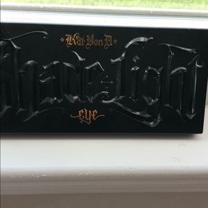 Kat Von D shade and light eyeshadow pallet